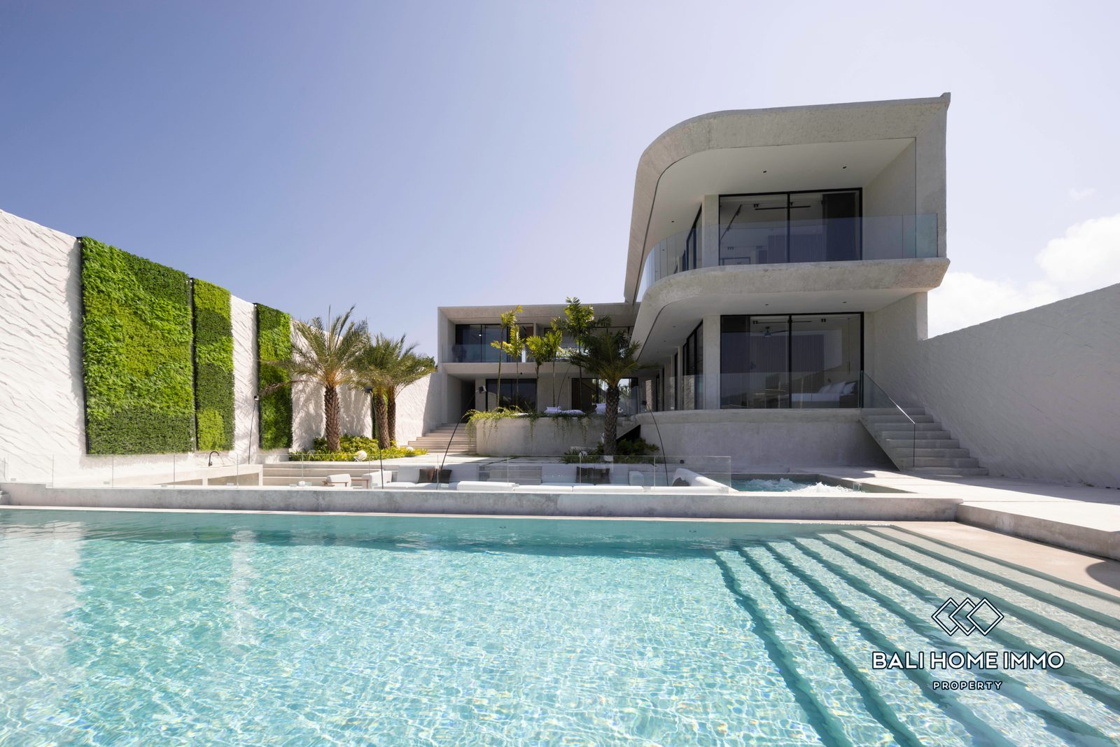 4-bedroom freehold villa in Uluwatu — photo 1 of 5