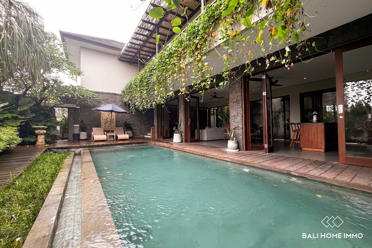 3 + 2 Bedroom Villa with ricefield view for sale Freehold in Batu Bolong, Canggu - RF6386
