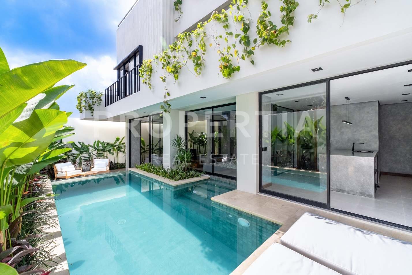 Beautiful Modern 2-bedroom Villa with Ocean Views in Balangan