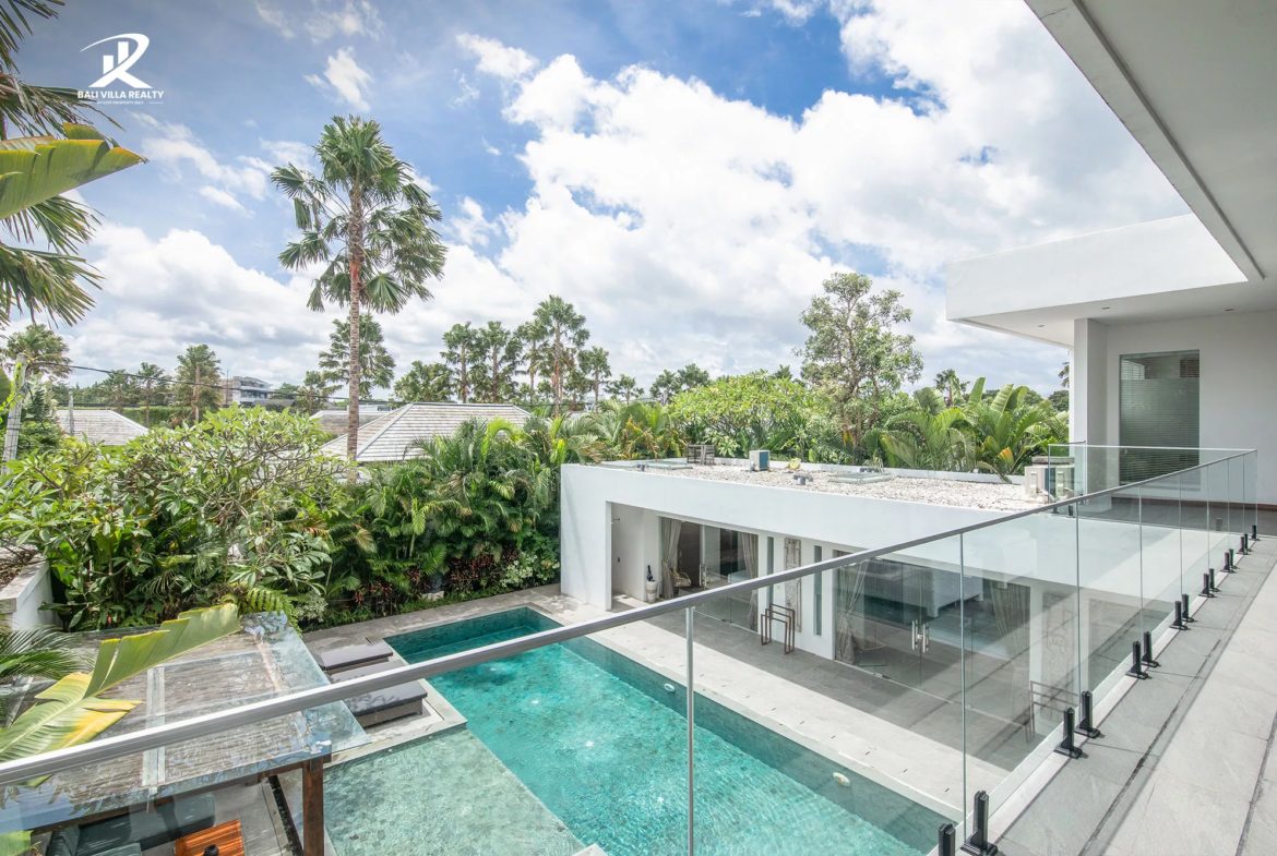 Tropical Elegance 5 Bedrooms Villa with Private Pool in Berawa For Sale Leasehold