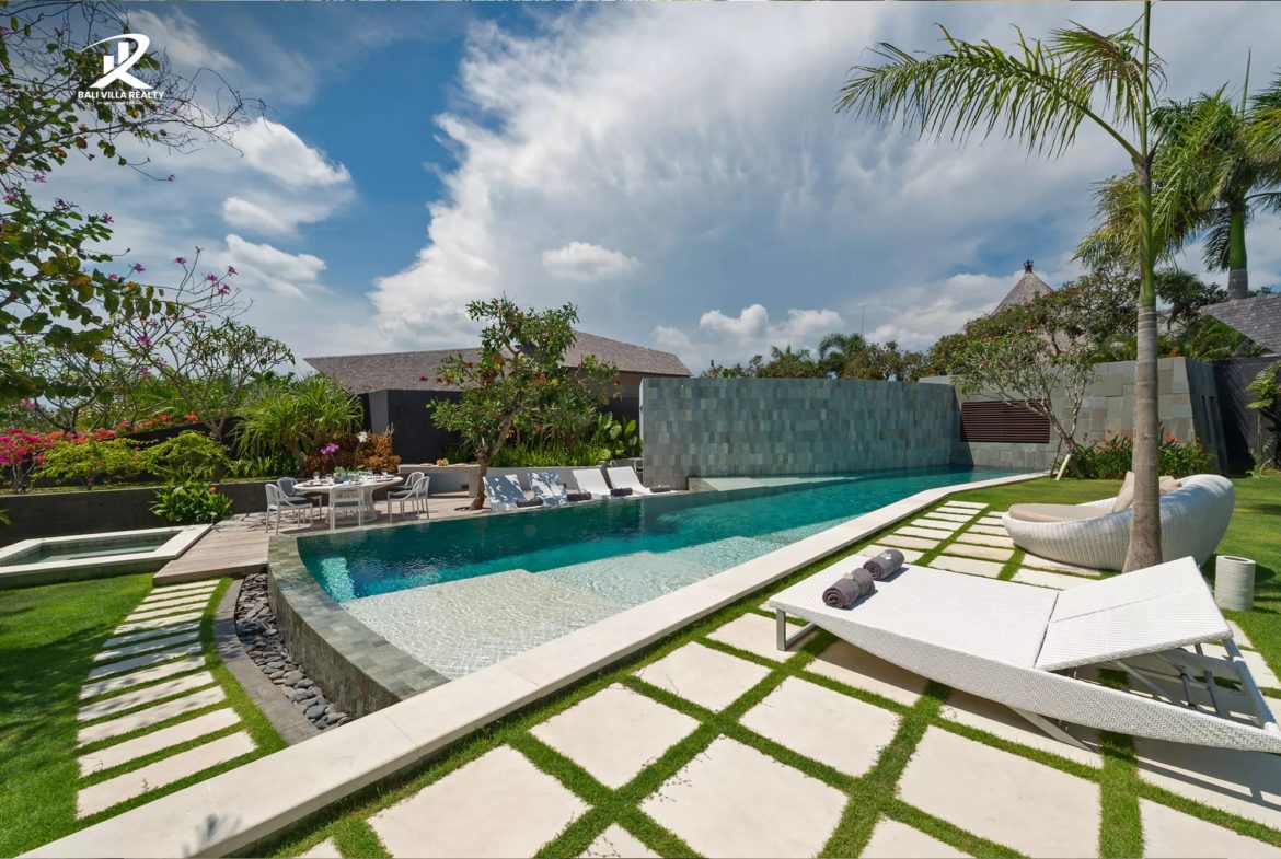 4-bedroom leasehold villa in Seminyak — photo 1 of 4