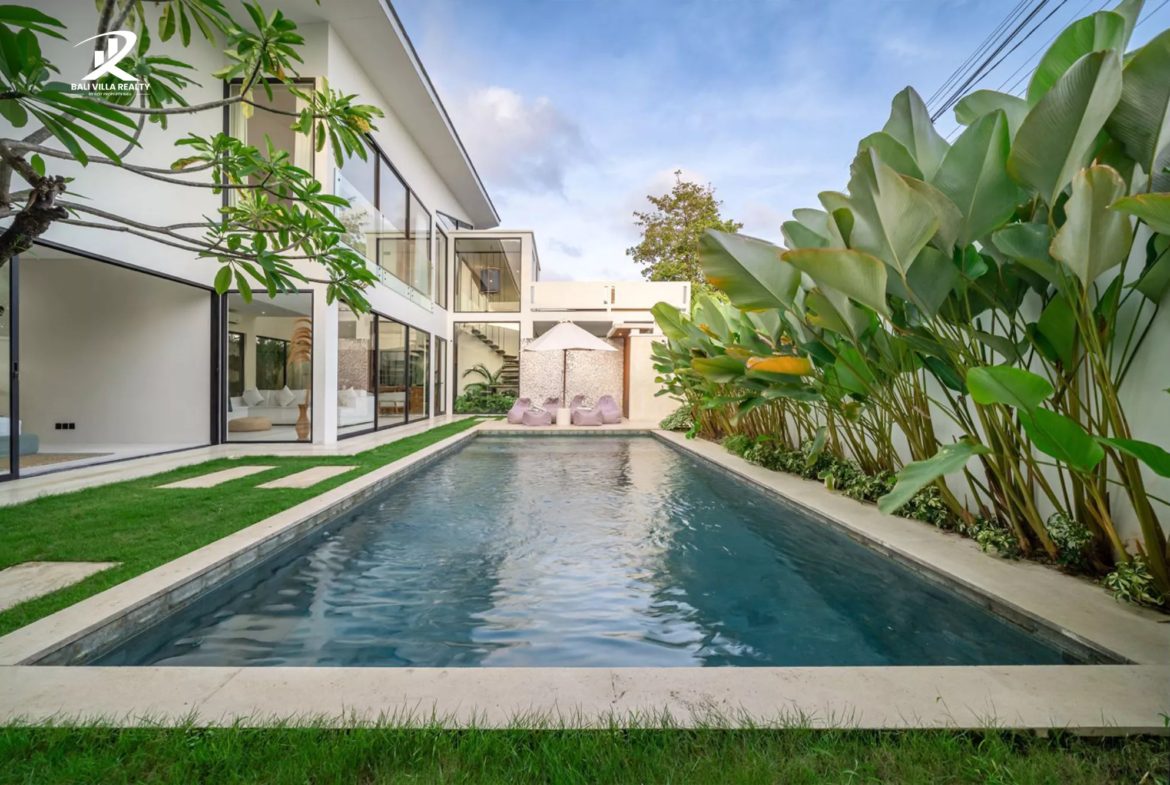Luxurious 4 Bedroom Villa for Sale Leasehold in Bali Seminyak