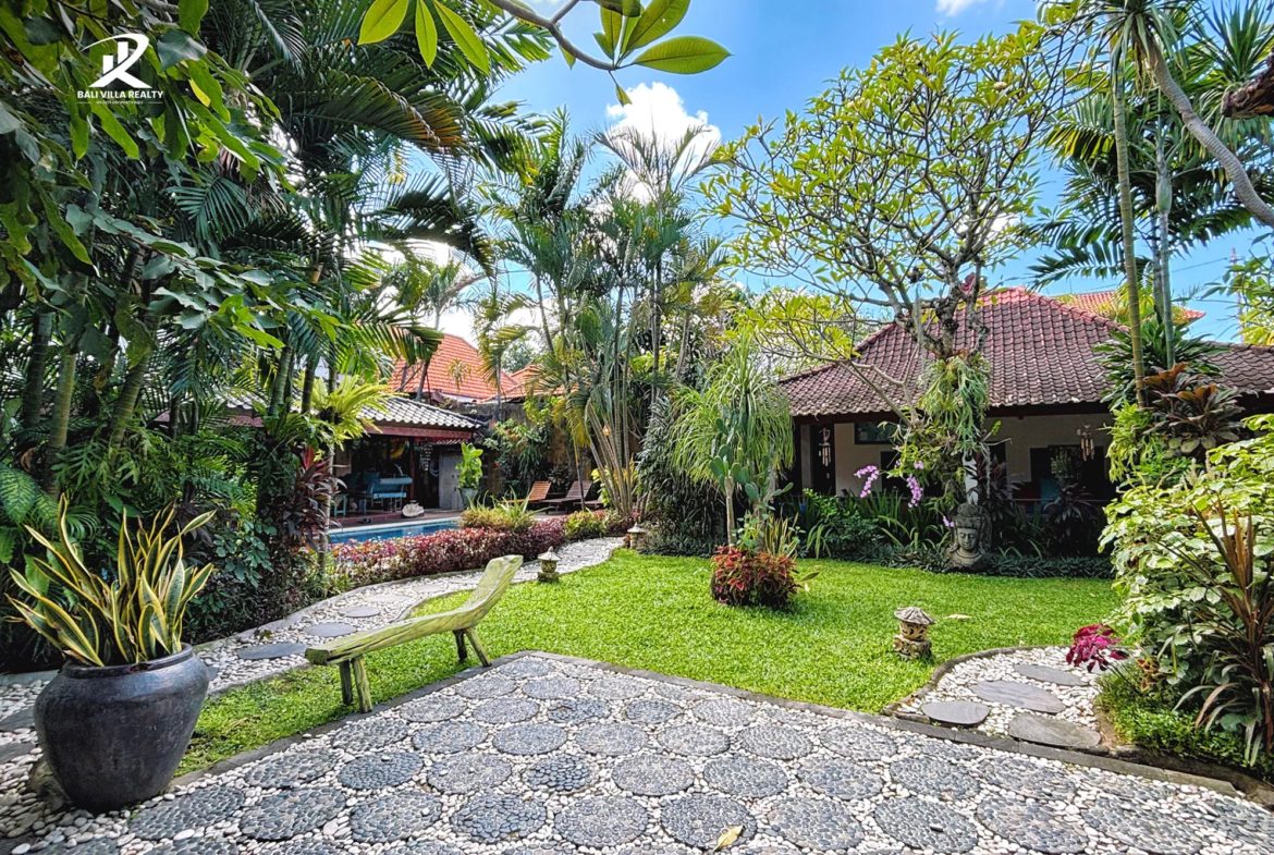 4-bedroom freehold villa in Seminyak — photo 1 of 4