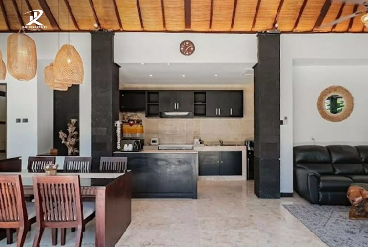 4-bedroom freehold villa in Kerobokan — photo 1 of 4