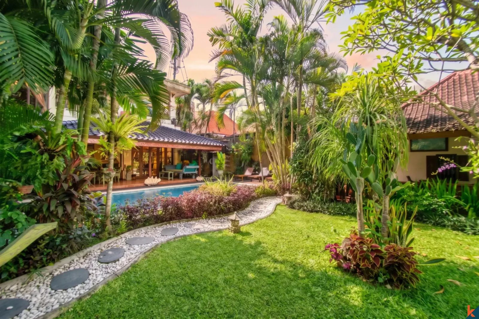 4-bedroom freehold villa in Seminyak — photo 1 of 5