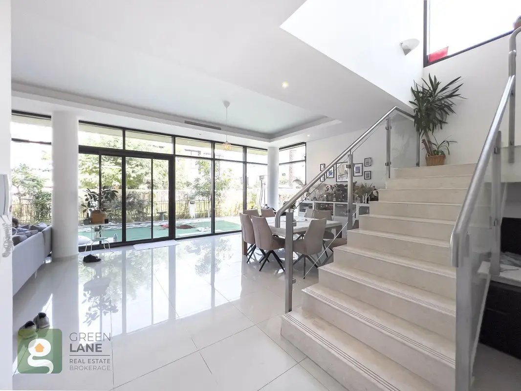 5-bedroom freehold villa in DAMAC Hills — photo 1 of 5