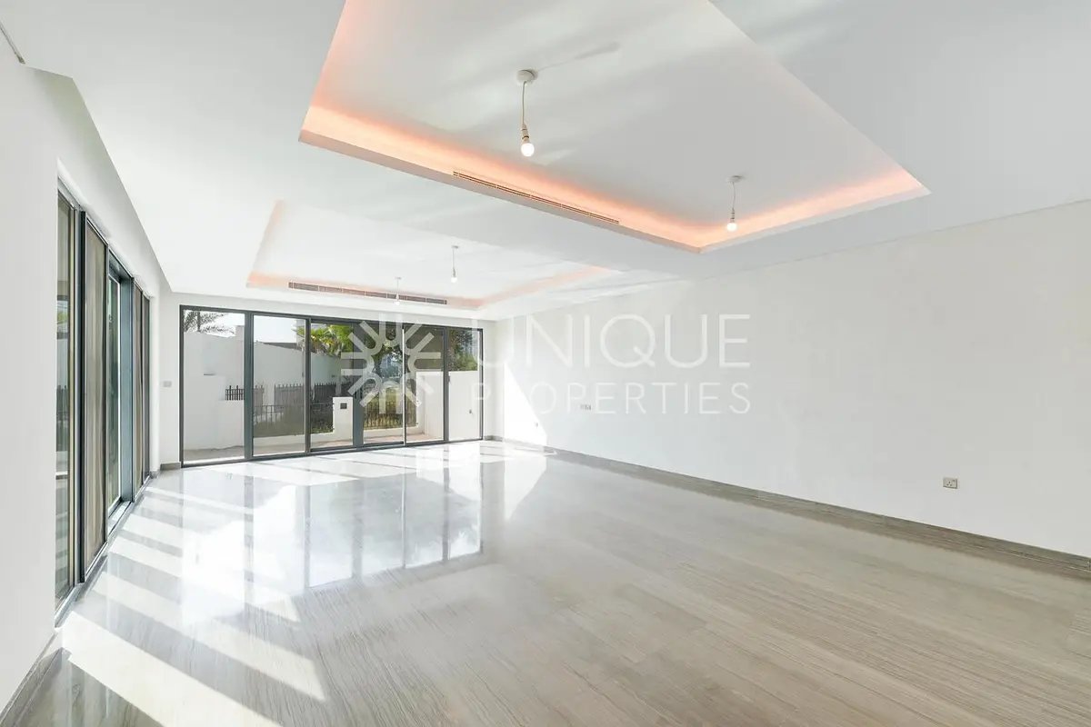 6-bedroom freehold villa in DAMAC Hills — photo 3 of 5