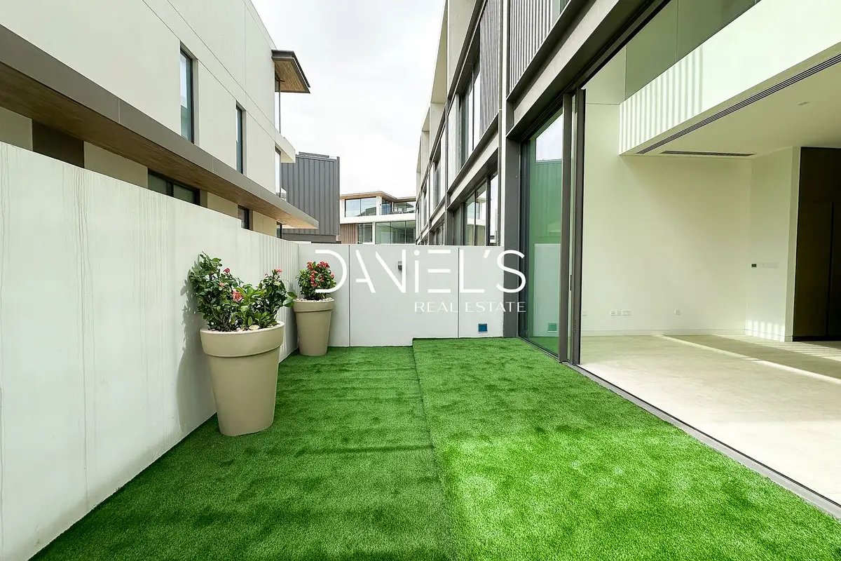 3-bedroom freehold villa in Nad Al Sheba — photo 1 of 5