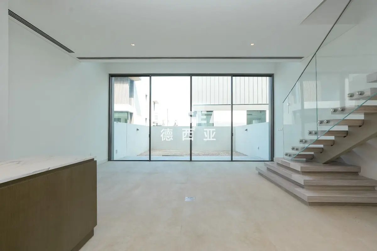 3-bedroom freehold villa in Nad Al Sheba — photo 3 of 5