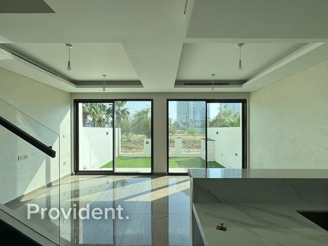 4-bedroom freehold villa in DAMAC Hills — photo 2 of 4