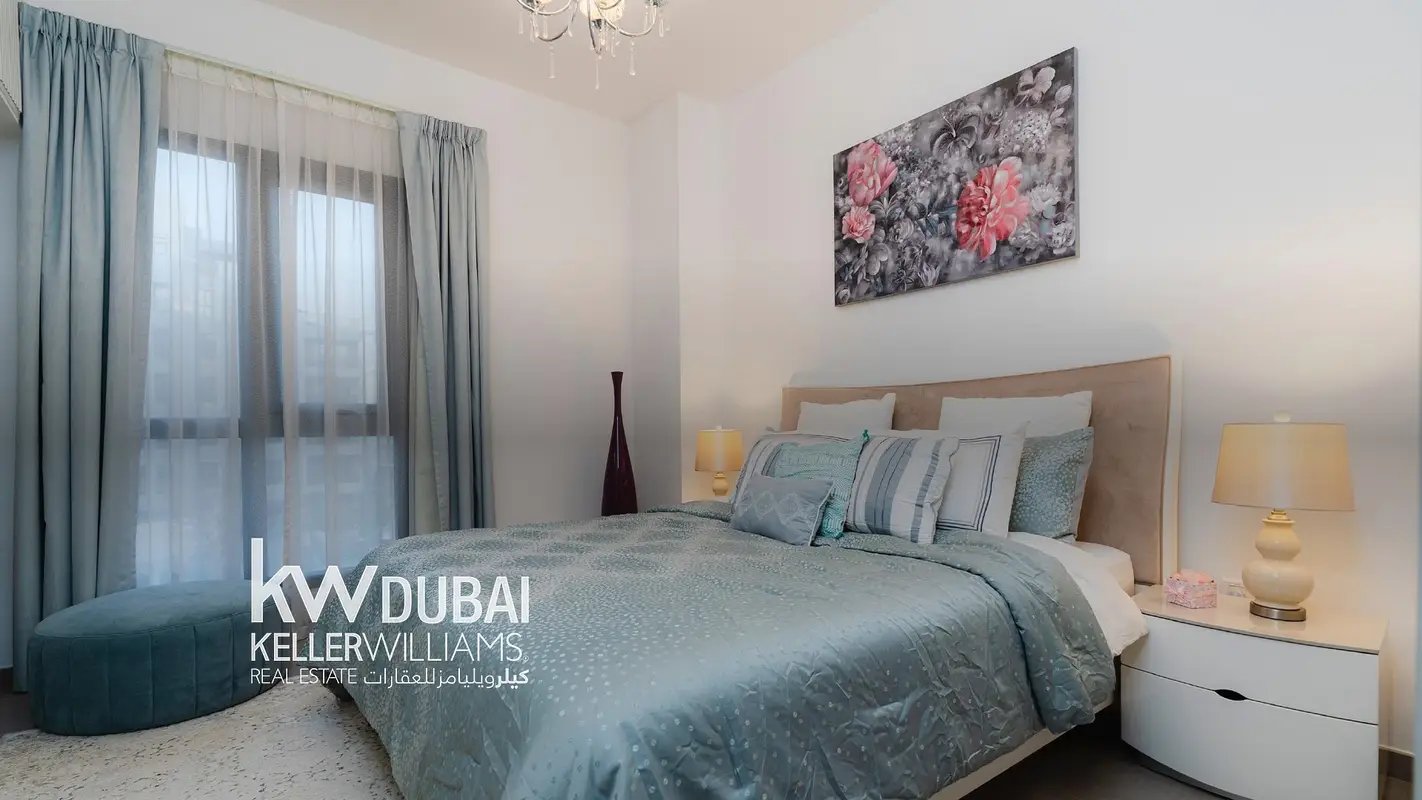 3-bedroom freehold apartment in Town Square — photo 1 of 5