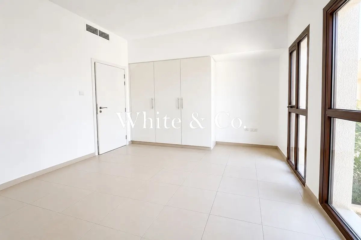 2-bedroom freehold apartment in Town Square — photo 3 of 5