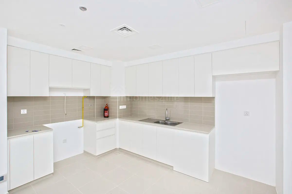 2-bedroom freehold apartment in Town Square — photo 3 of 5