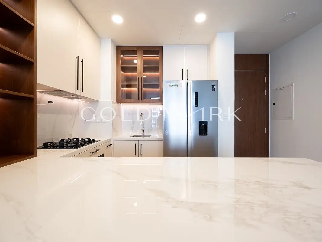 1-bedroom freehold apartment in Town Square — photo 3 of 5