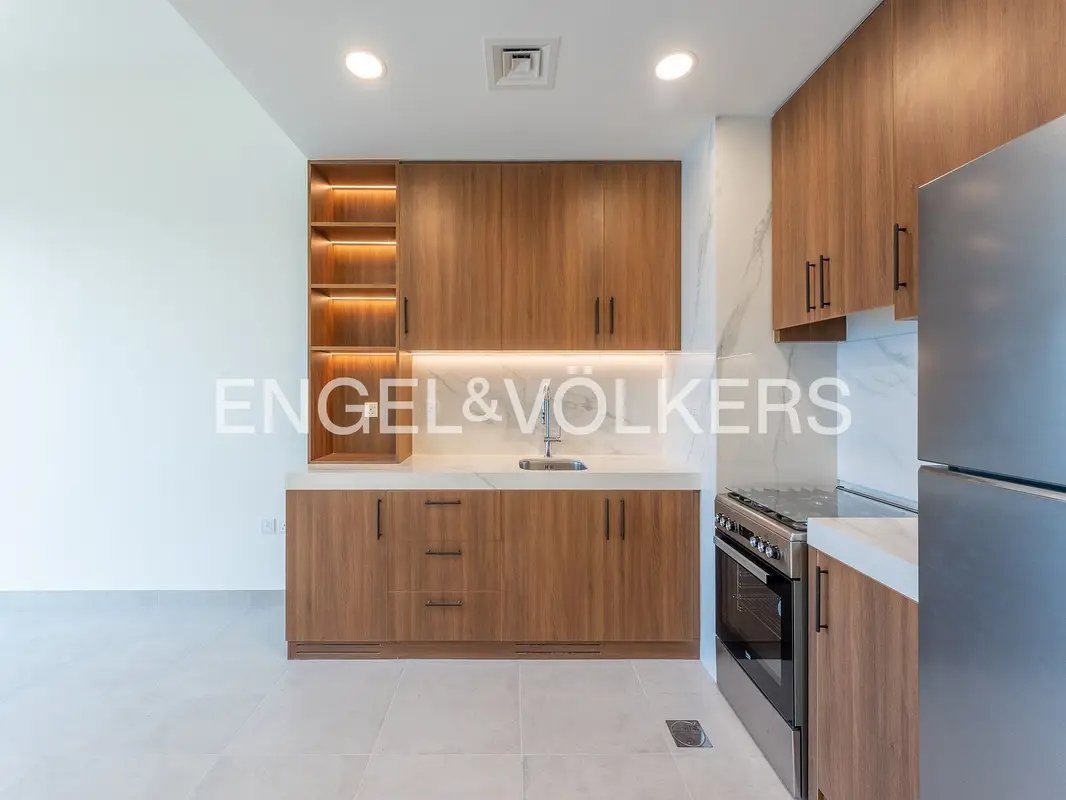 1-bedroom freehold apartment in Town Square — photo 2 of 4