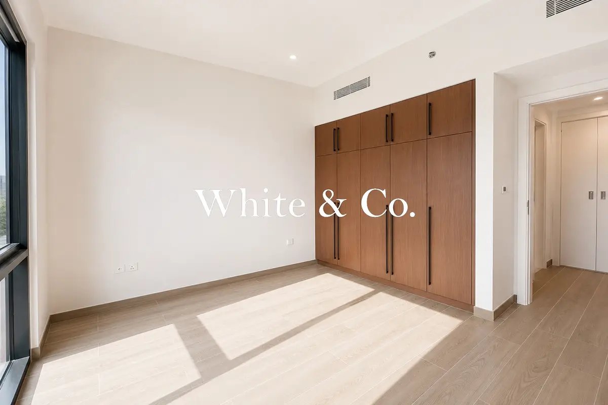 1-bedroom freehold apartment in Town Square — photo 1 of 4