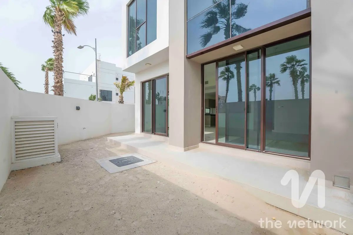 6-bedroom freehold villa in DAMAC Hills — photo 1 of 4