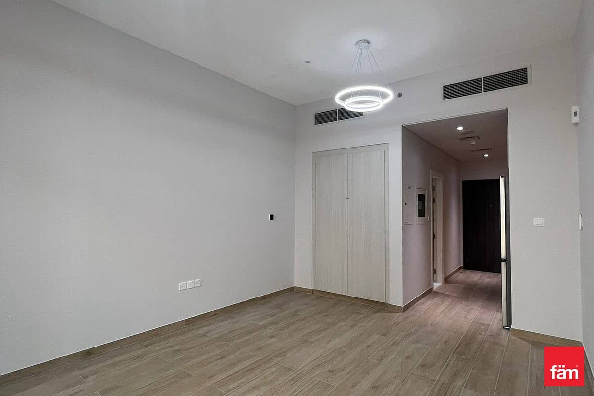 studio freehold apartment in Business Bay — photo 1 of 4
