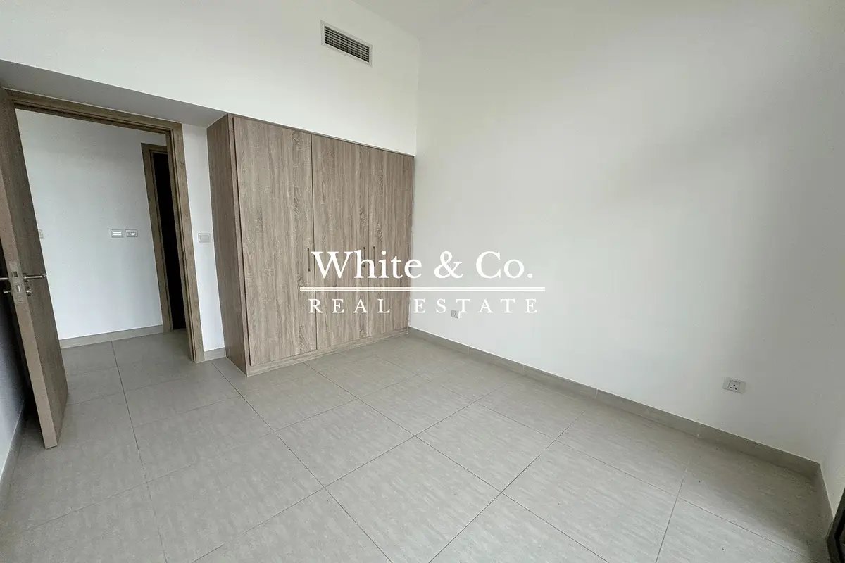 3-bedroom freehold apartment in Town Square — photo 1 of 5