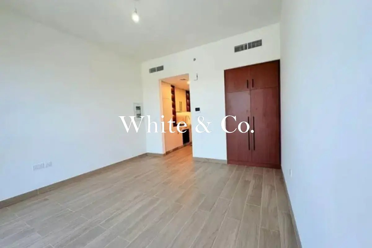 studio freehold apartment in Town Square — photo 1 of 5