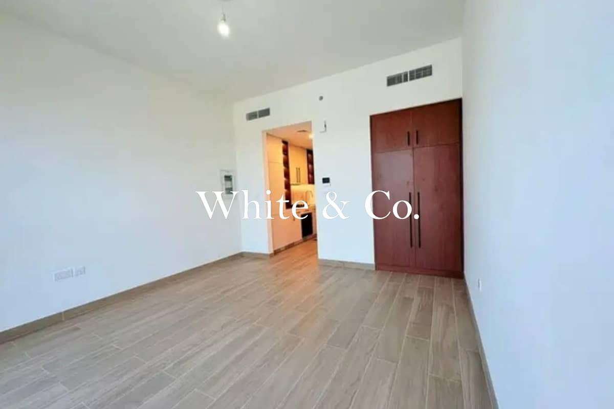 studio freehold apartment in Town Square — photo 2 of 5