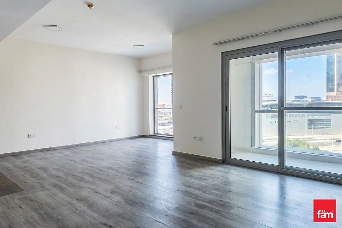 3-bedroom freehold apartment in Business Bay — photo 1 of 4