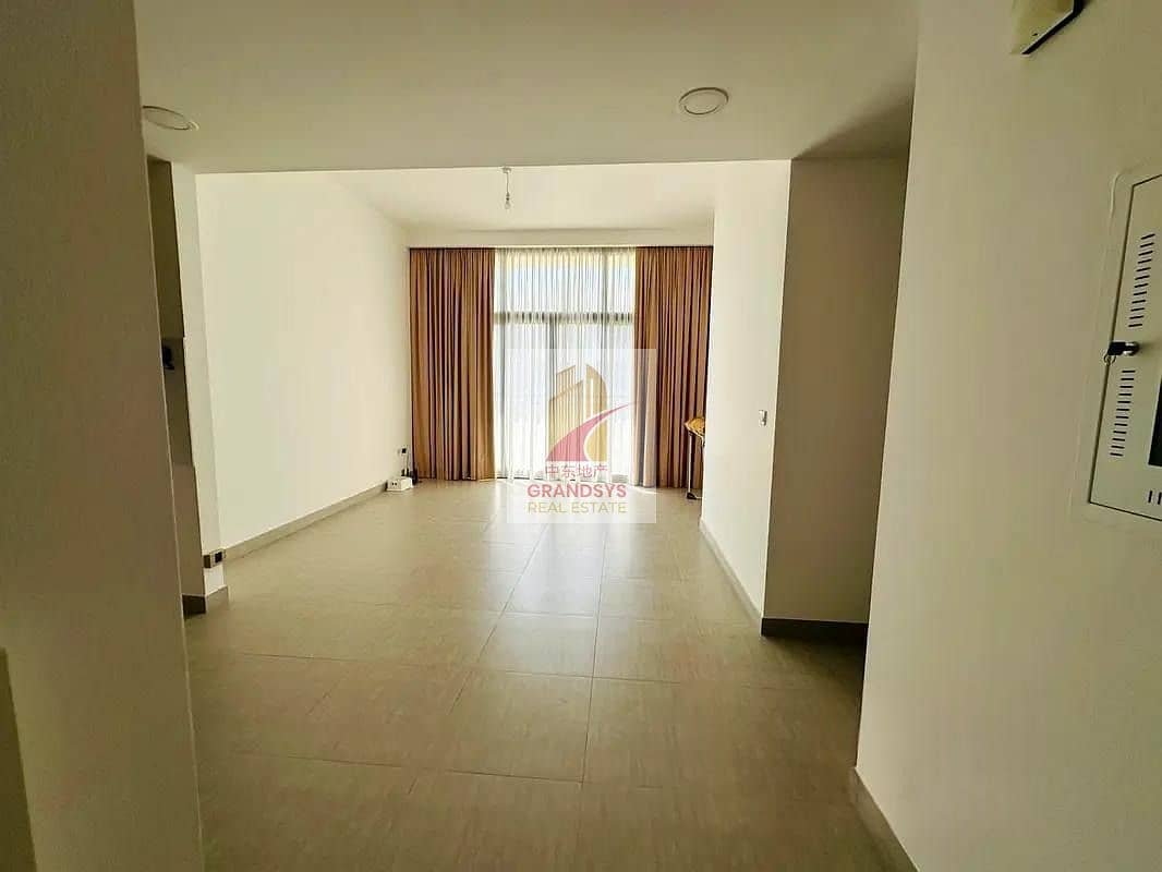 2-bedroom freehold apartment in Town Square — photo 1 of 4