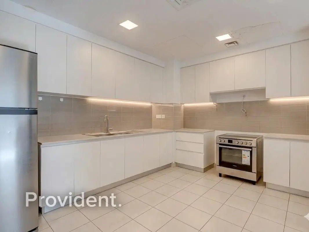 2-bedroom freehold apartment in Town Square — photo 4 of 4