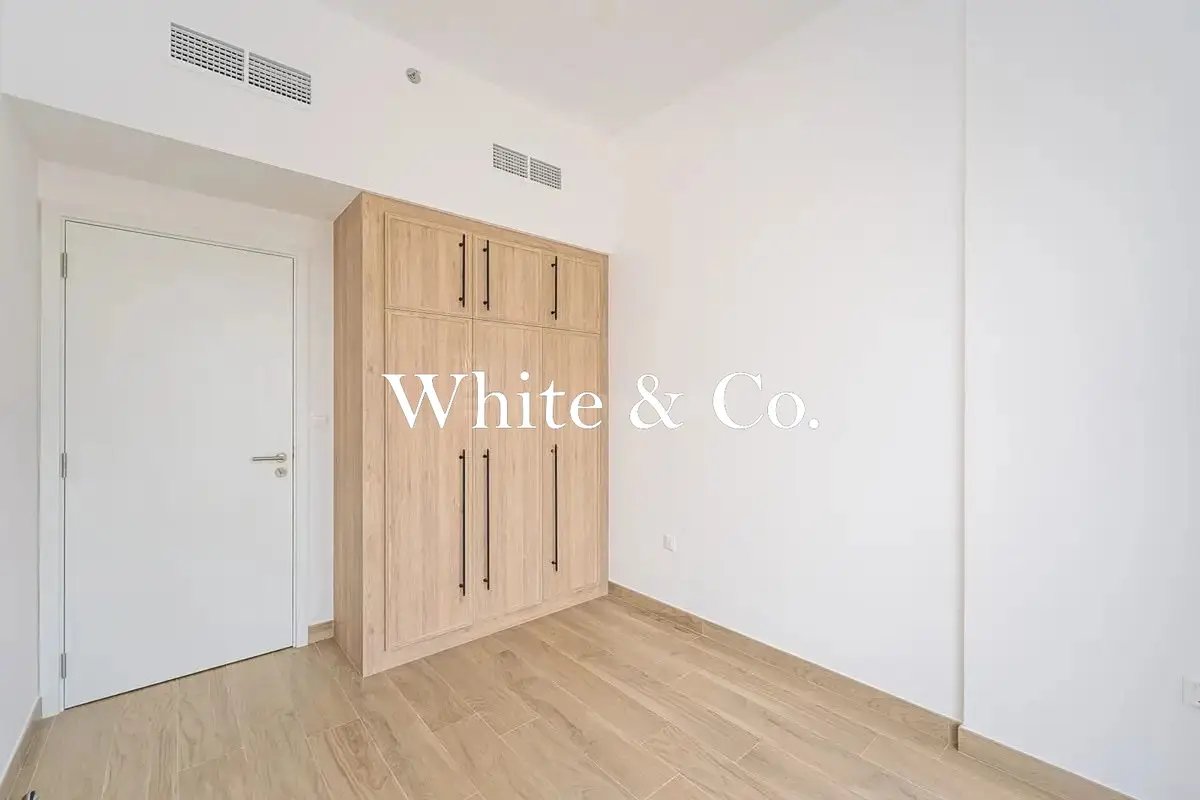 1-bedroom freehold apartment in Town Square — photo 1 of 5