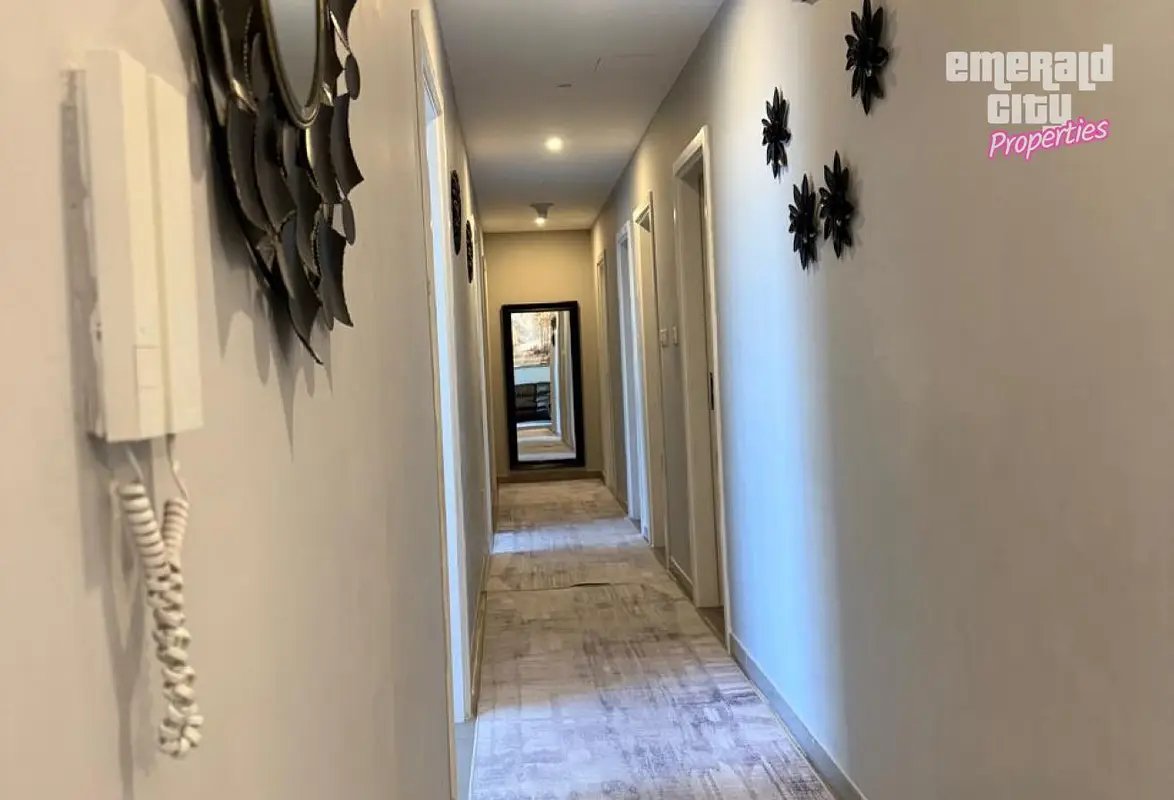 3-bedroom freehold apartment in Town Square — photo 3 of 5