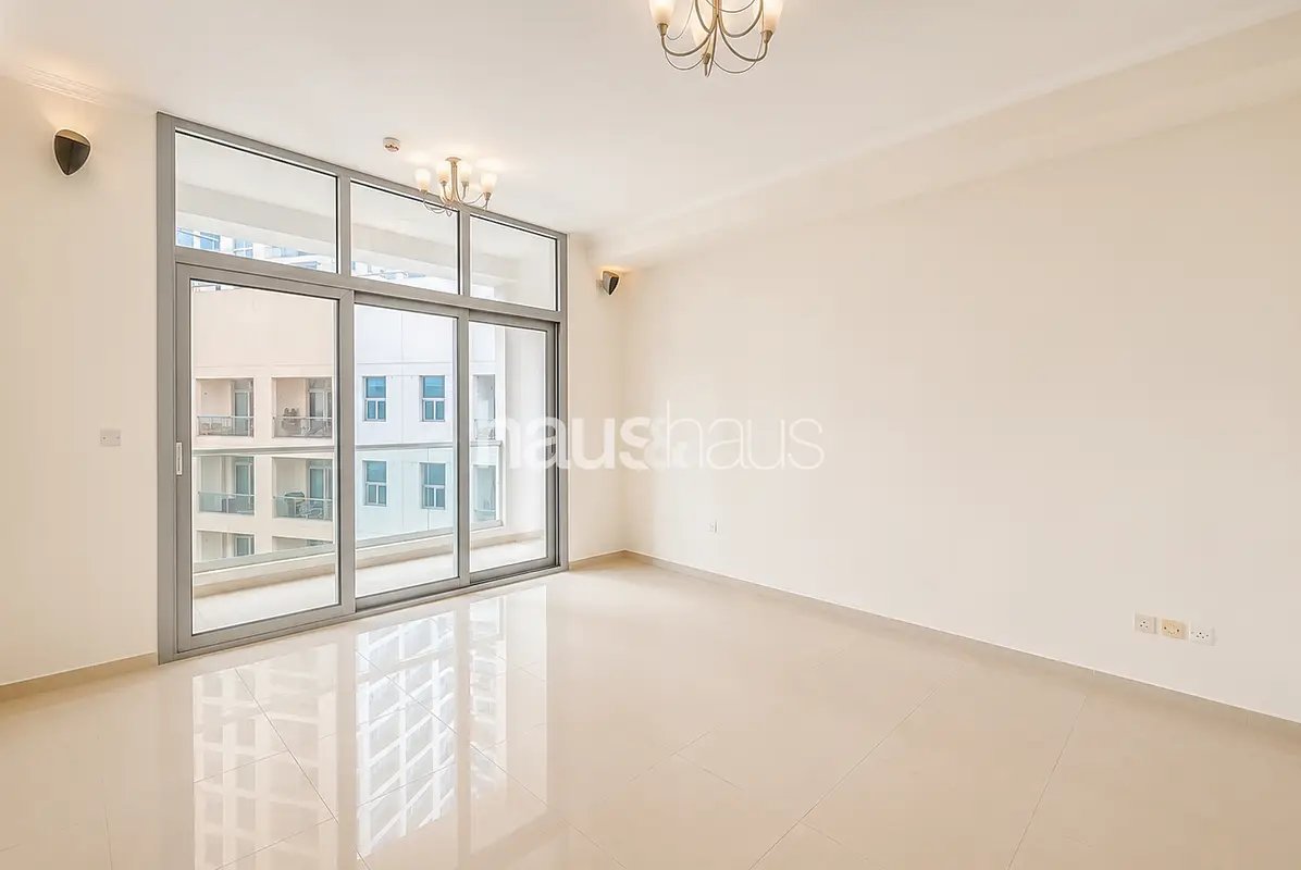studio freehold apartment in Dubai Marina — photo 1 of 5