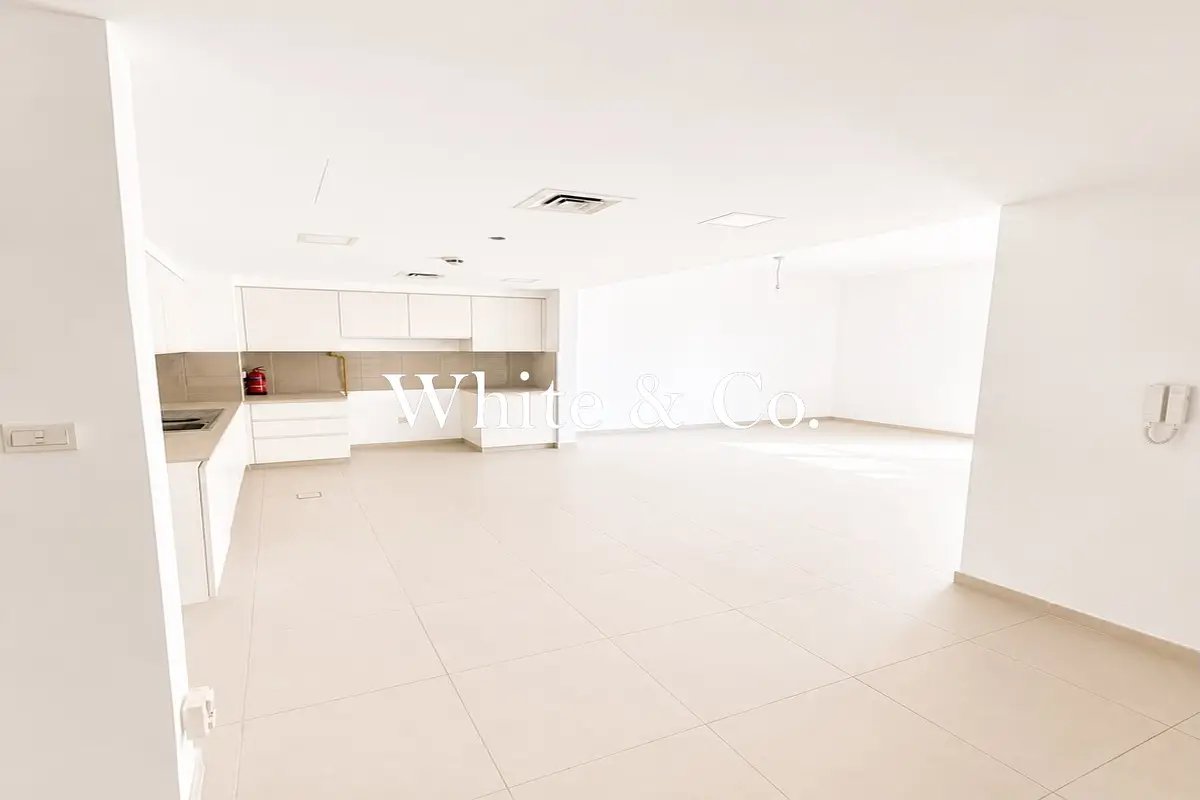 2-bedroom freehold apartment in Town Square — photo 3 of 5