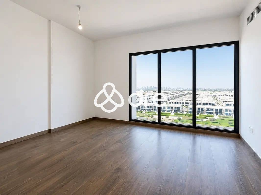 studio freehold apartment in Town Square — photo 1 of 5
