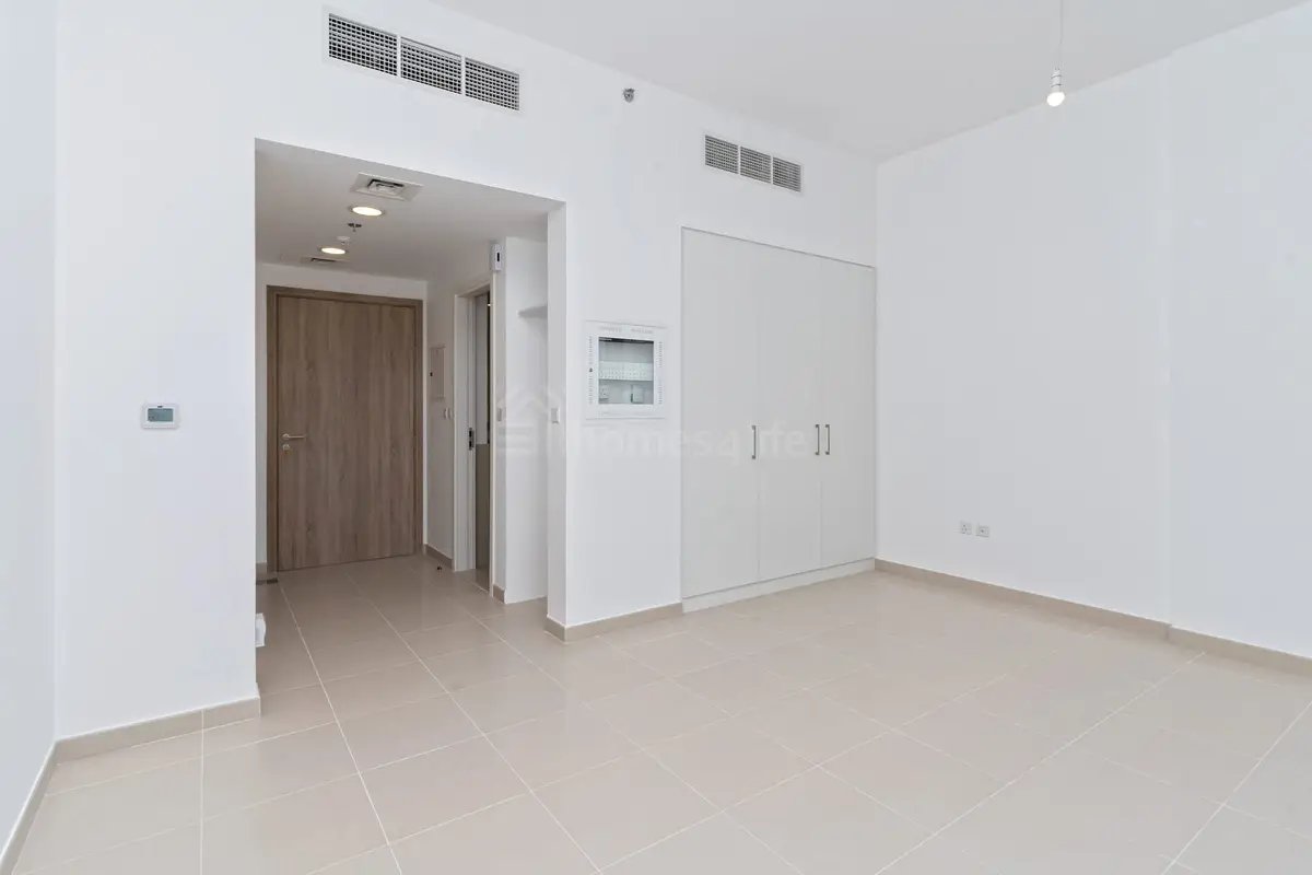 studio freehold apartment in Town Square — photo 1 of 5