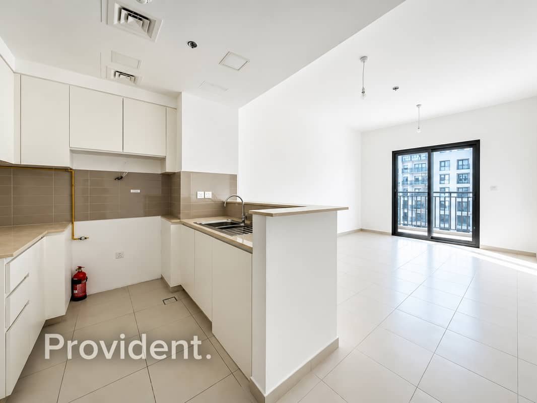 3-bedroom freehold apartment in Town Square — photo 1 of 4