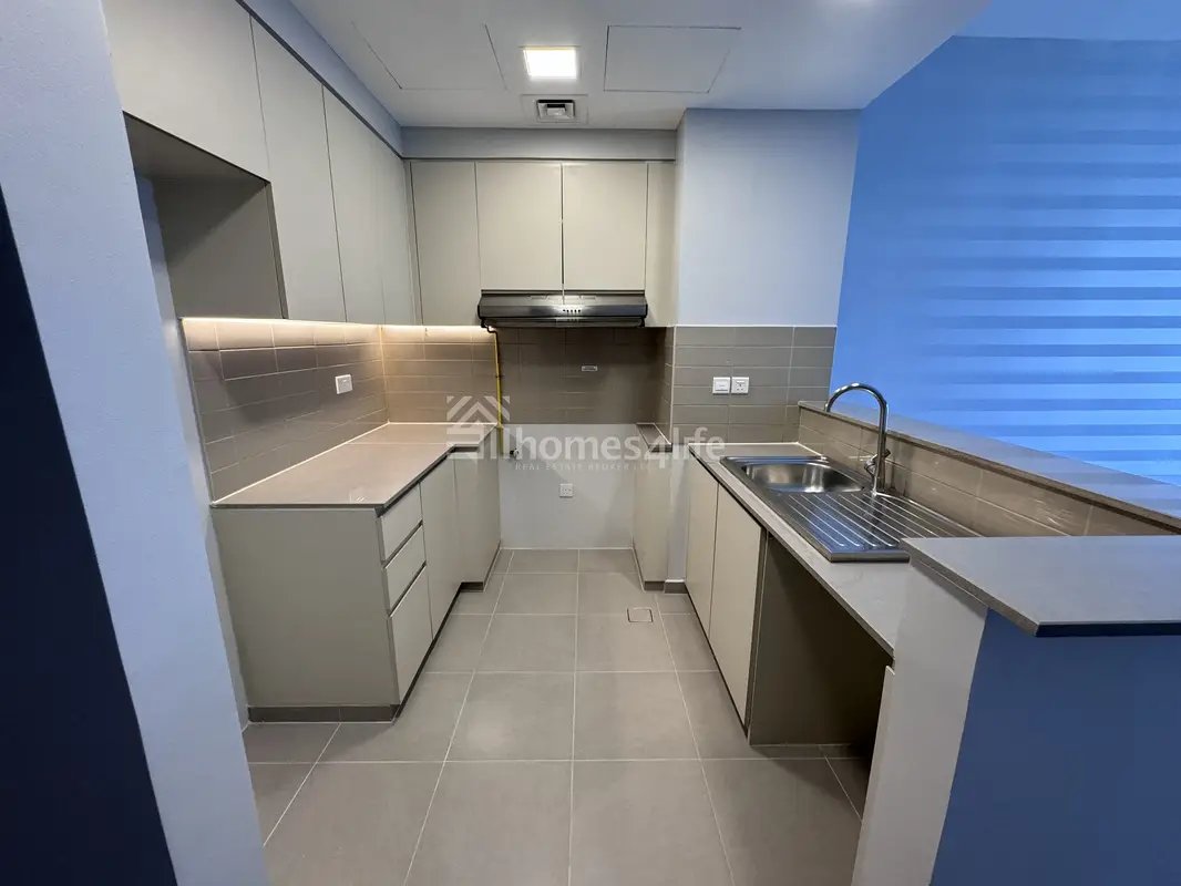 3-bedroom freehold apartment in Town Square — photo 2 of 4