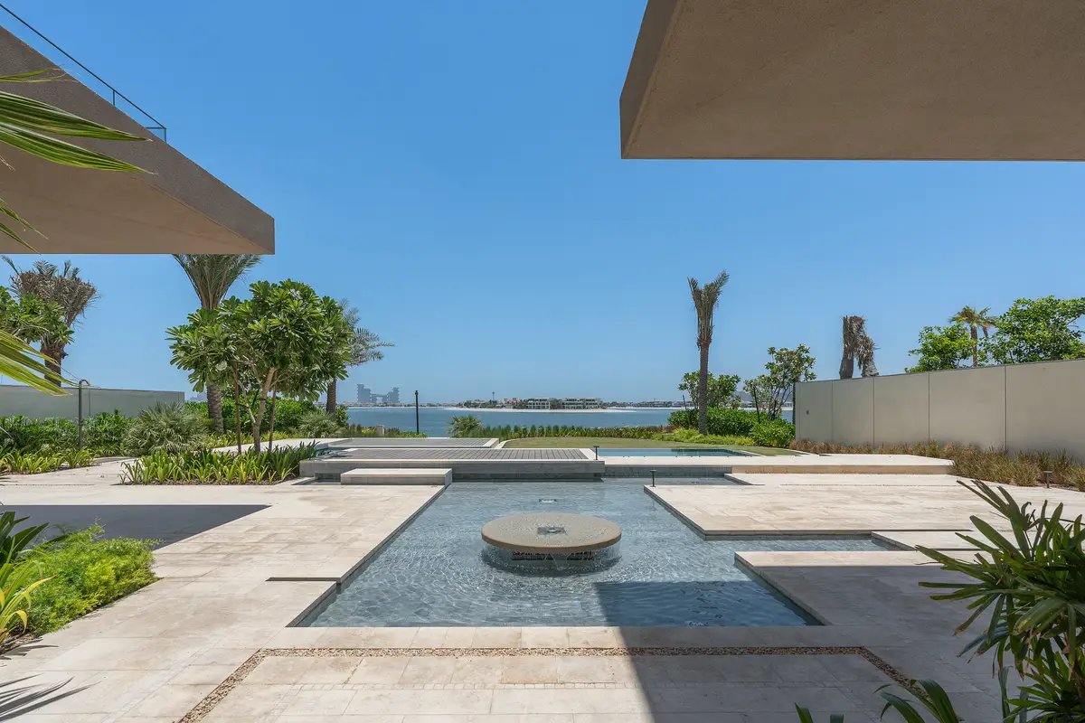 5-bedroom freehold villa in Palm Jumeirah — photo 1 of 5