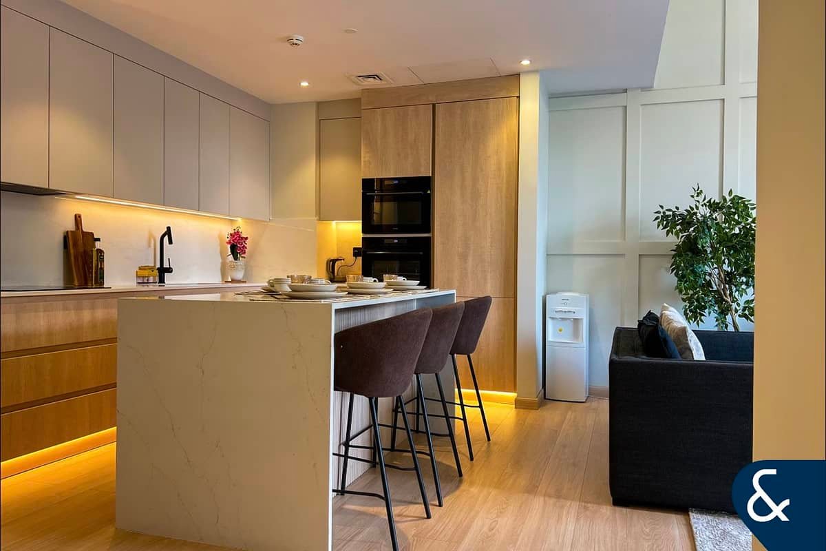 3-bedroom freehold apartment in Town Square — photo 1 of 4