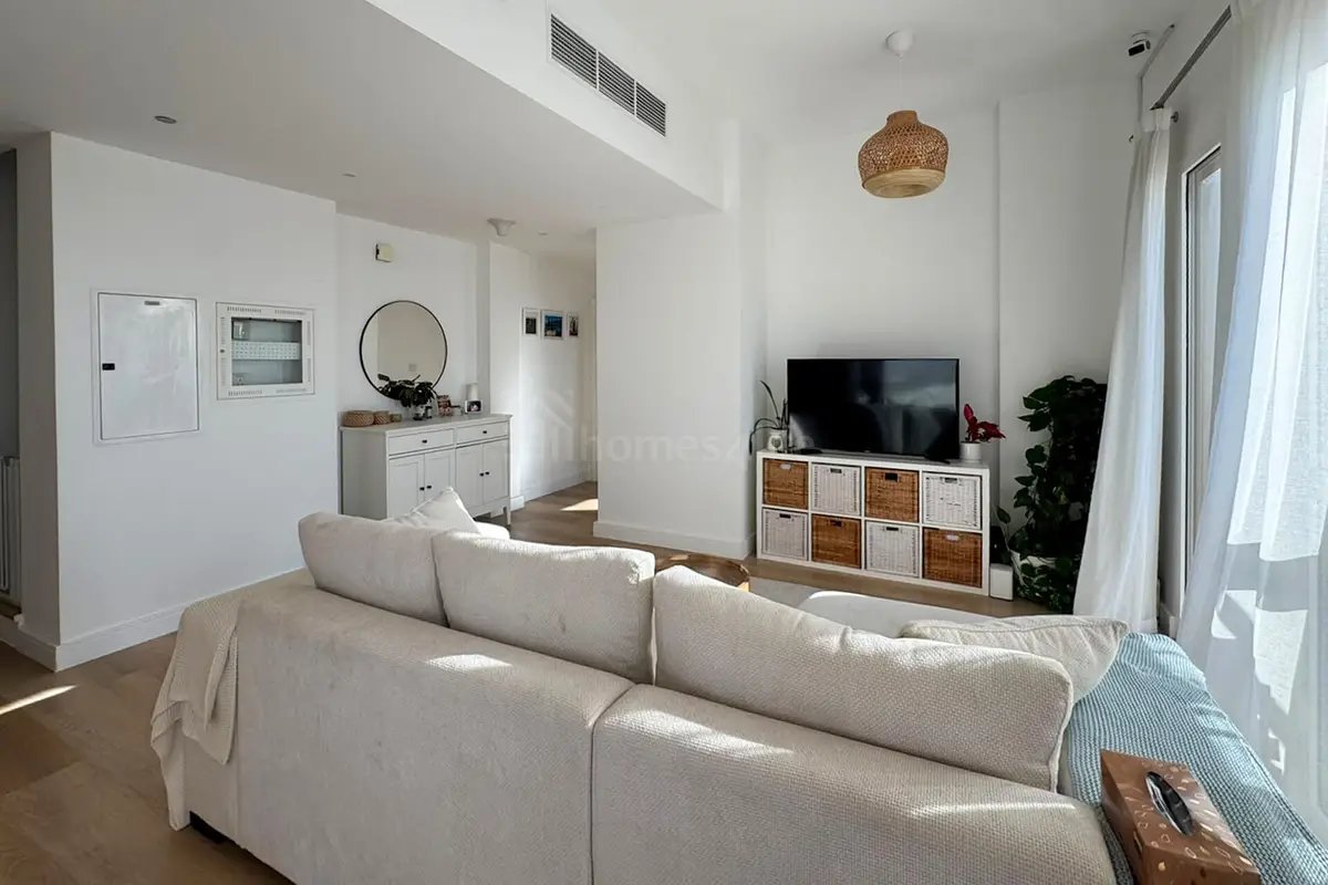 3-bedroom freehold apartment in Town Square — photo 3 of 5