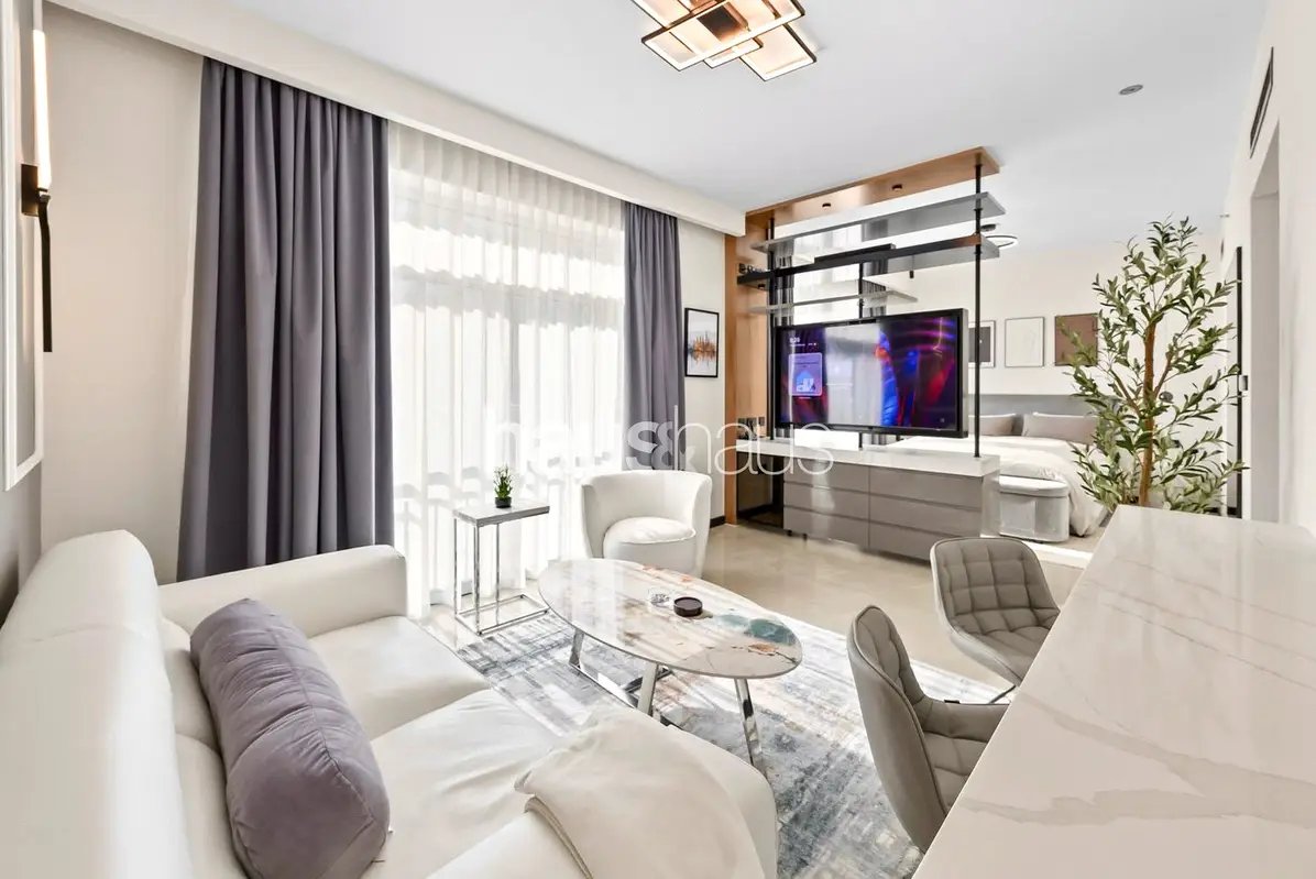 studio freehold apartment in Downtown Dubai — photo 1 of 5