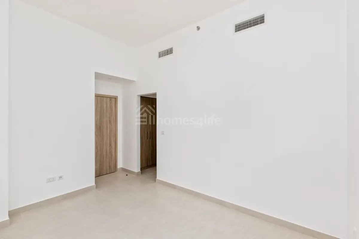 2-bedroom freehold apartment in Town Square — photo 1 of 5