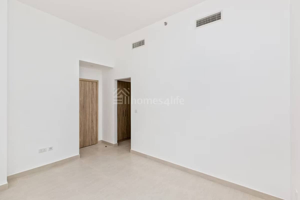 2-bedroom freehold apartment in Town Square — photo 2 of 5