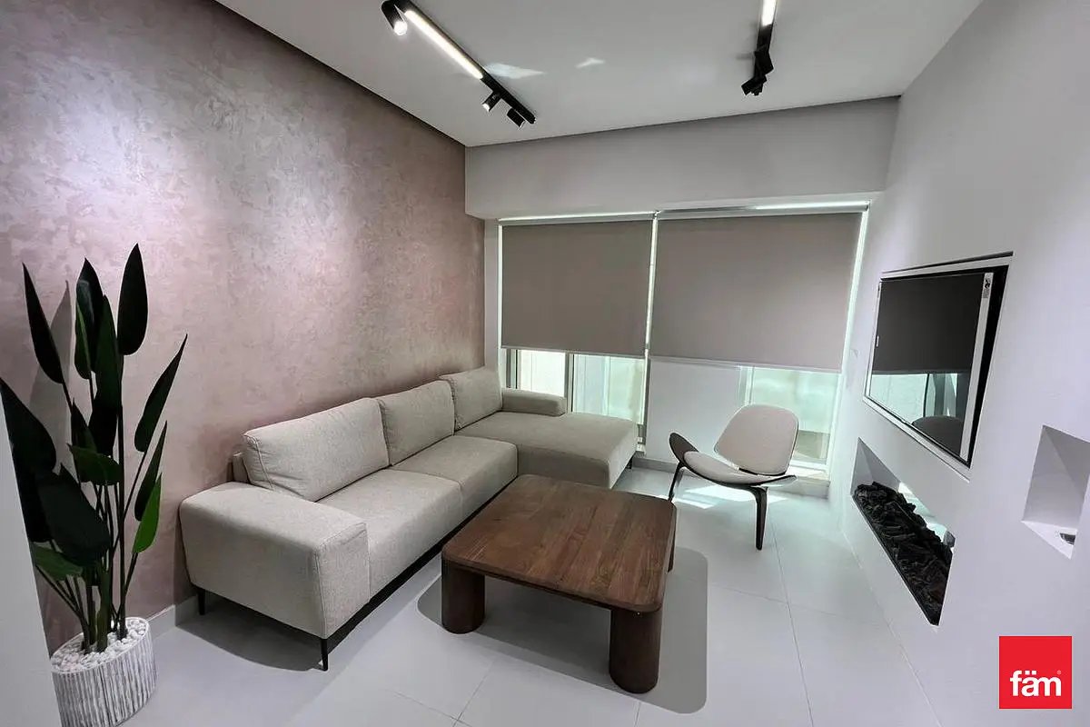 studio freehold apartment in Downtown Dubai — photo 1 of 5