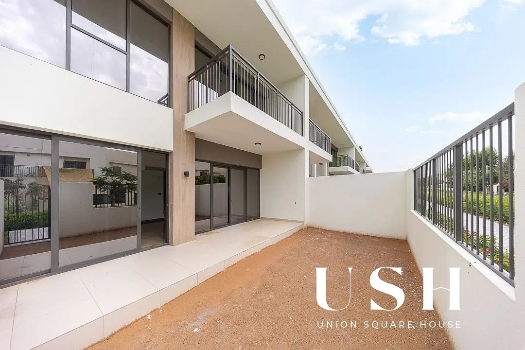 3-bedroom freehold apartment in Town Square — photo 2 of 5