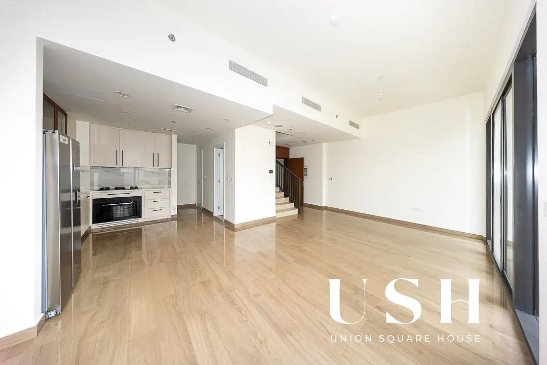 3-bedroom freehold apartment in Town Square — photo 3 of 5